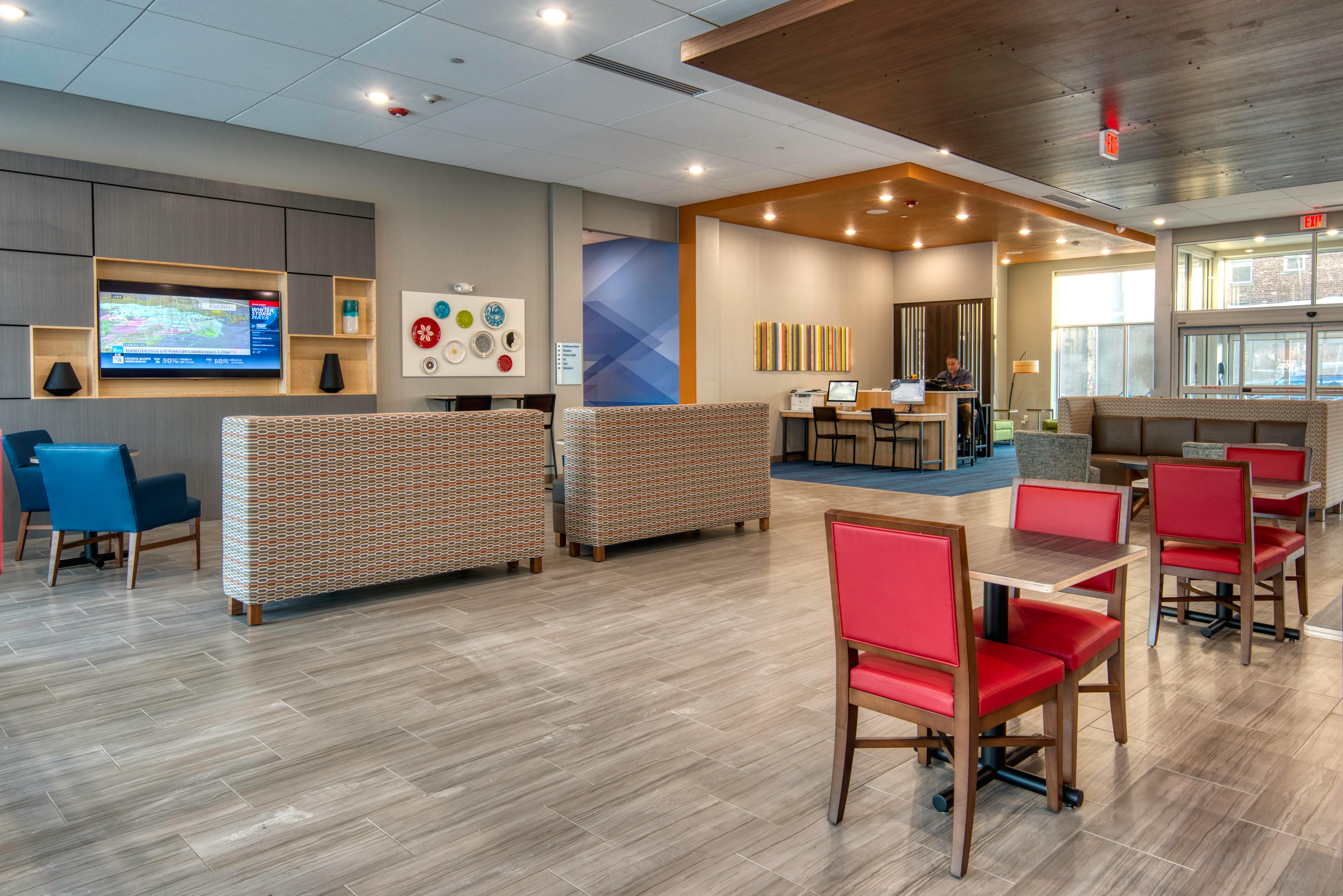 Holiday Inn Express & Suites - Omaha Downtown - Airport By Ihg Exterior photo